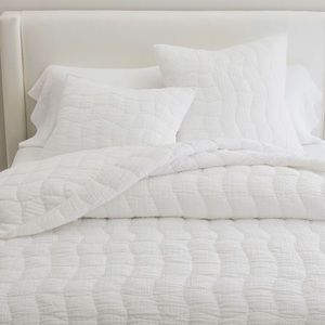 Pottery barn cloud quilt full dovet